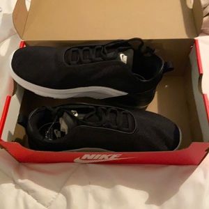 Women’s Nike Air Max Motion 2- Never Worn